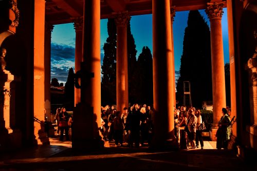 porticato in Certosa con gruppo di visitatori