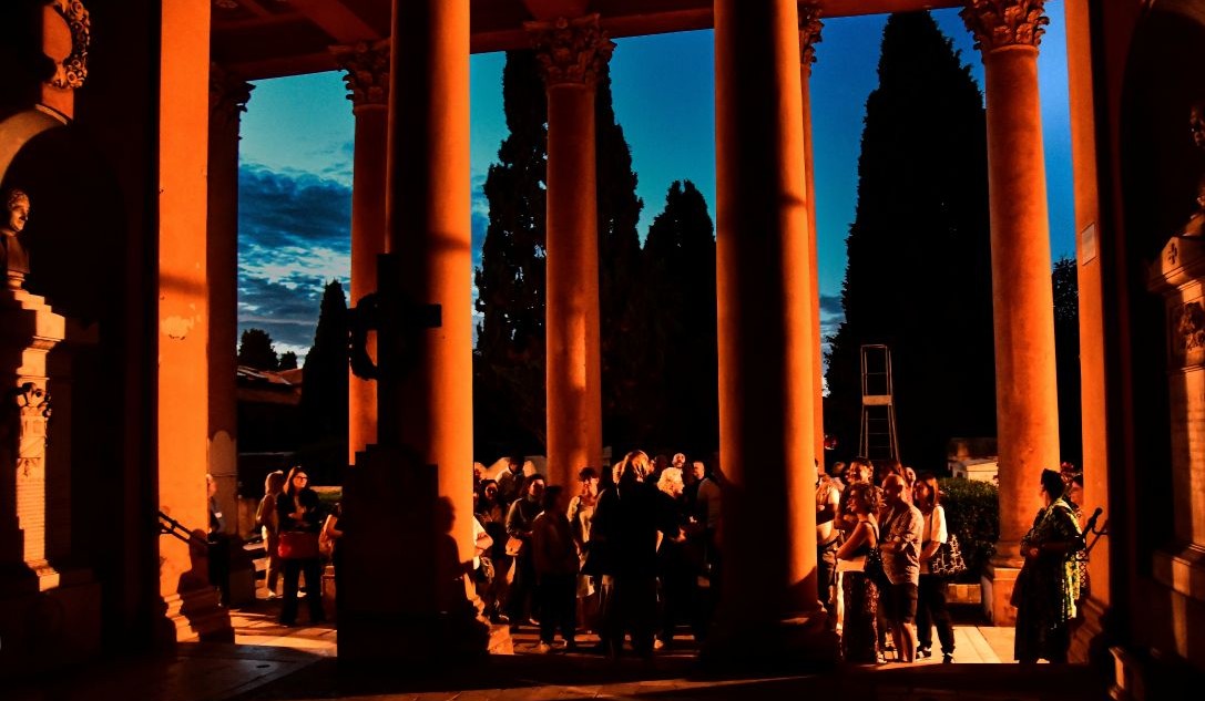 Gruppo di visitatori in Certosa