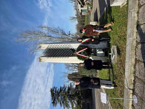 Persone che rendono omaggio al monumento ai militari internati nei lager