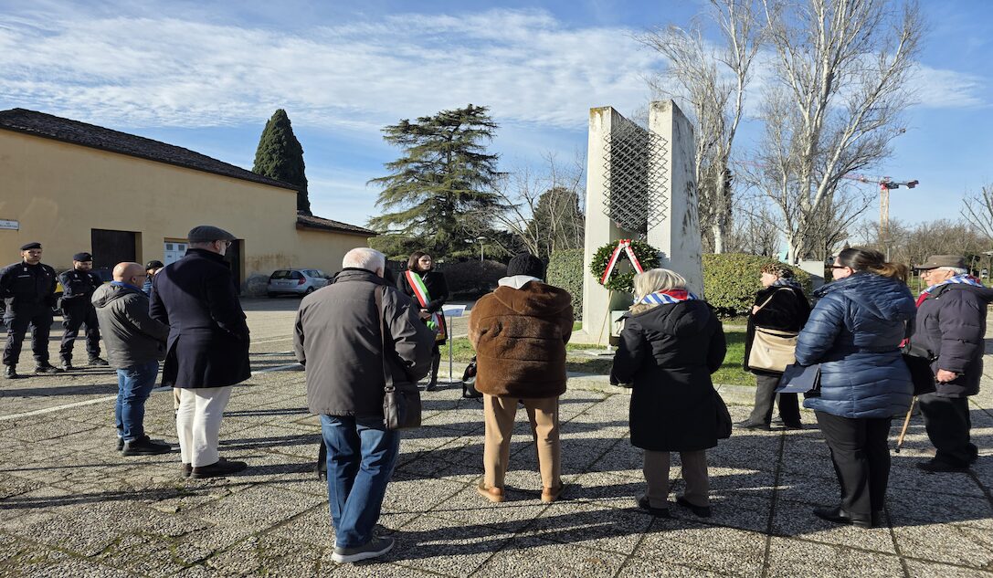 Certosa omaggio dei presenti alla deposizione di corone davanti al monumento internati militari nei lager
